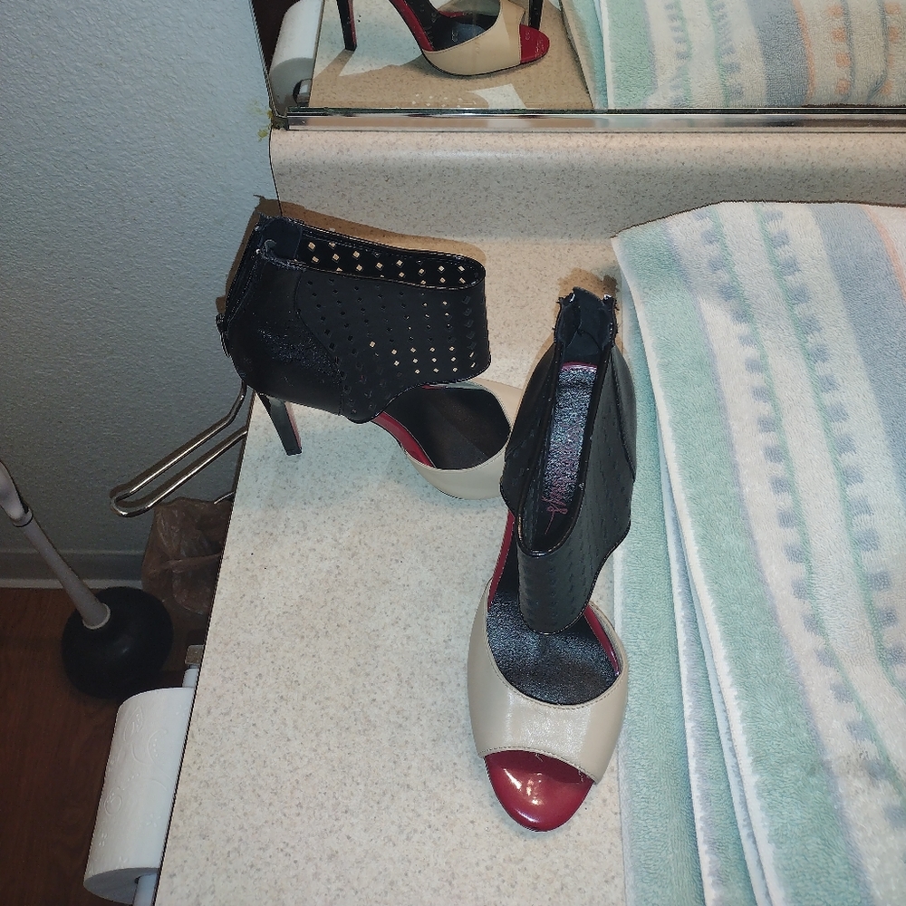 Taylor Says Poison ankle cuffed Leather pumps